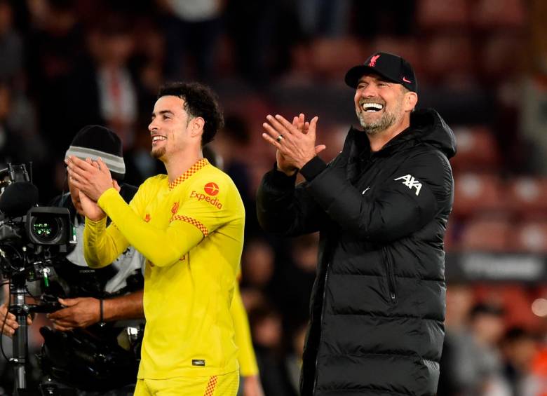 El técnico Jürguen Klopp y el volante Curtis Jones festejan los tres puntos en la Liga Premier. FOTO twitter liverpool