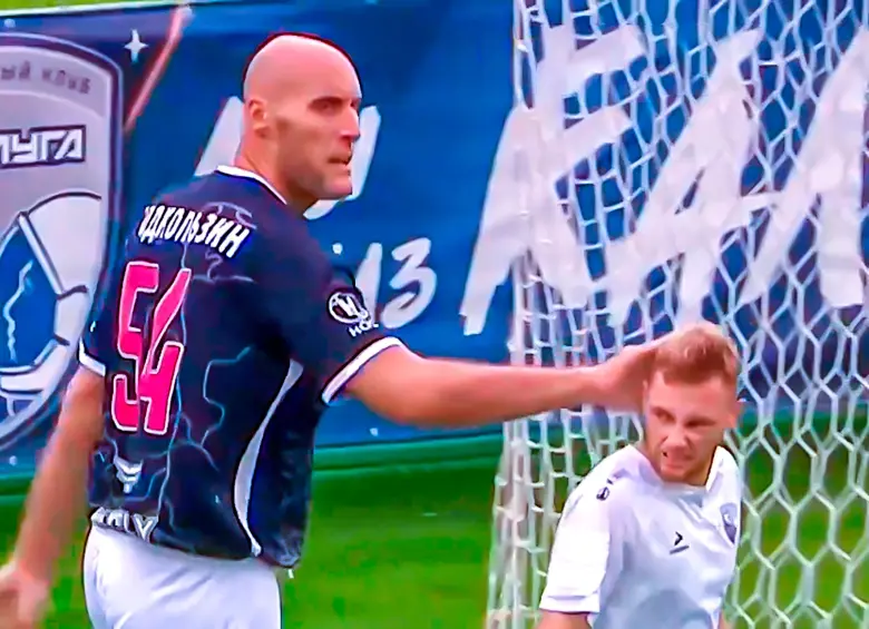Paul Podkolzin, ex NBA, tiene el récord del futbolista más alto del mundo. FOTO: Captura tomada de @Footballogue