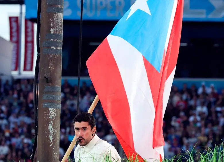 Bad Bunny alzó una bandera por tantos años prohibida y cancelada. FOTO Kevin Mazur Getty Images para Roc Nation