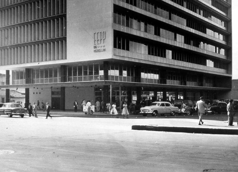 Edificio Miguel de Aguinaga en 1957, entonces sede principal de EPM. FOTO: Cortesía EPM