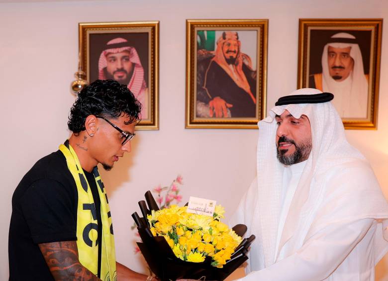 Uno de los jeques dueños del Al-Ittihad dándole la bienvenida a Richard Ríos. FOTO @ittihad_en