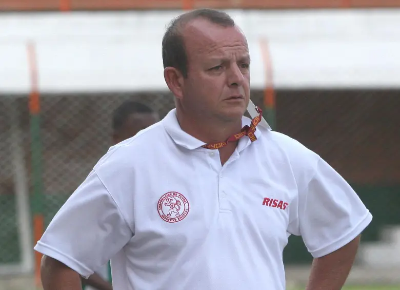 Óscar Aristizábal, cuando dirigía al Deportivo Rionegro. Un técnico que aportó mucho al fútbol colombiano. Foto: Archivo 