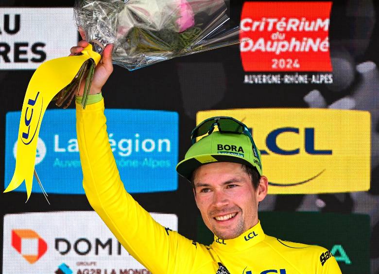 Roglic con el trofeo que lo acredita campeón de la Dauphine y que lo mantiene como firme candidato para ganar el Tour. FOTO GETTY