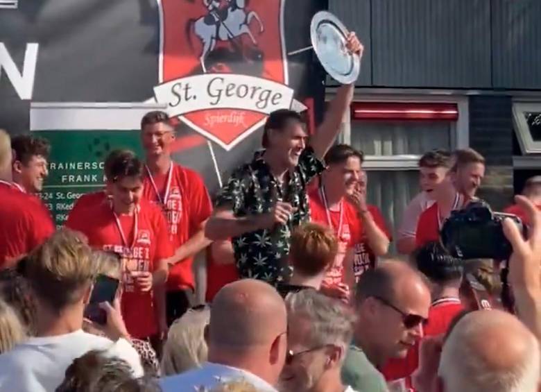 El árbitro Jan Smit llegó a levantar el trofeo en la celebración de los futbolistas del St George. FOTO: Captura de video