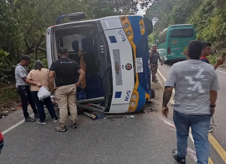 Un bus afiliado a TransOriente se volcó en la autopista Medellín-Bogotá, en jurisdicción de San Luis, Antioquia, dejando dos muertos y siete heridos. FOTO tomada de redes sociales