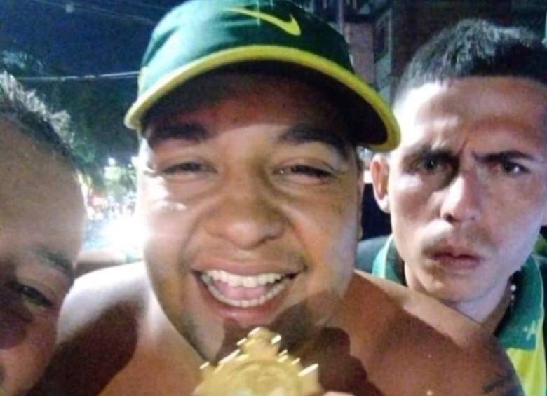 Aficcionado le robó la medalla al jugador Carlos Henao. Foto: tomada de redes sociales