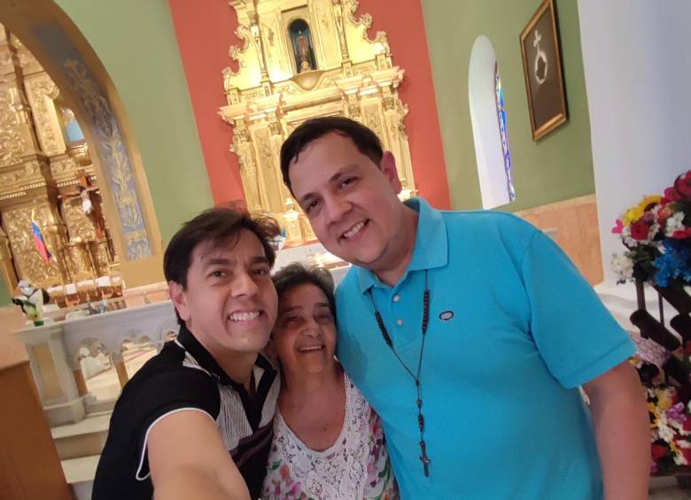 Euforia y oración en iglesia de Caracas por la excarcelación del activista Javier Tarazona.