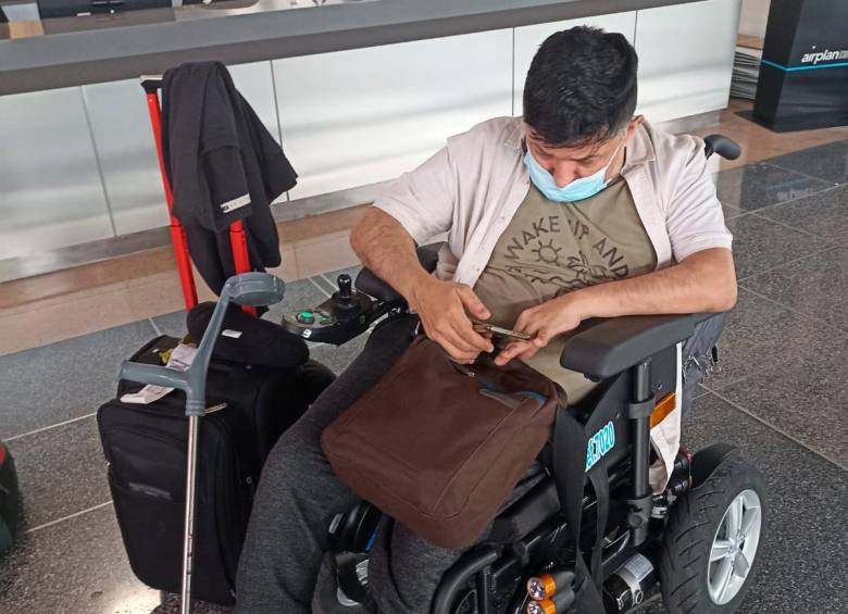 Carlos José Ramón aseguró que venía viajando sin problema en distintas aerolíneas. FOTO CORTESÍA