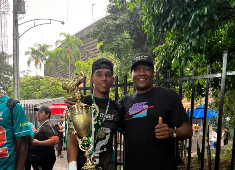 Aquí aparece Camilo con su papá, Robinson Blandón, otrora figuras del baloncesto colombiano. FOTO CORTESÍA