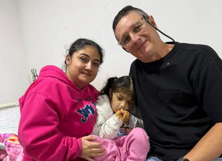 Samara Buitrago, en medio de su mamá Kelly Aristizábal y Santiago Jaramillo. FOTO: Cortesía 