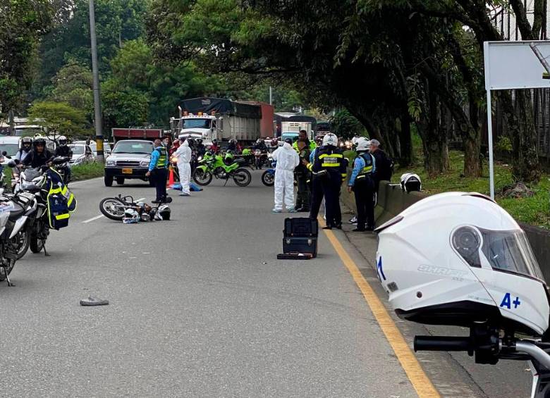 El accidente a la altura de Ayurá dejó un motociclista muerto. FOTO: CORTESÍA DENUNCIAS ANTIOQUIA