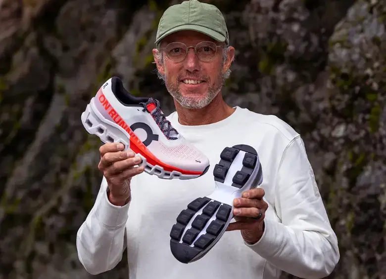 El deportista devenido empresario Olivier Bernhard, y su novedosa zapatilla. FOTO: On / Logan Swney