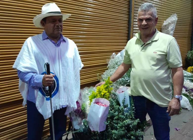 Jorge junto a Carlos Londoño, el hombre de Santa Elena que se embarcó con él en la venta de flores. FOTO: Cortesía