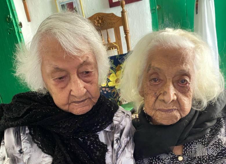 María Isabel (derecha) y su hermana Herminia (izquierda), quien también cuenta con un siglo de vida. FOTO: Cortesía