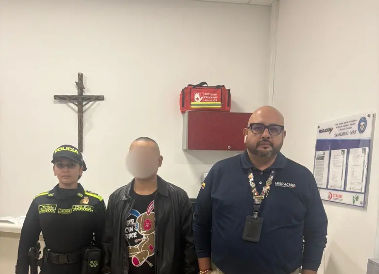 Estadounidense inadmitido en el aeropuerto José María Córdova de Rionegro. FOTO: MIGRACIÓN COLOMBIA