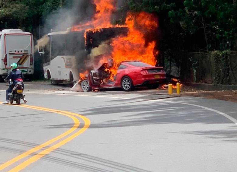 Tras la colisión, ambos vehículos se incendiaron. FOTO Cortesía