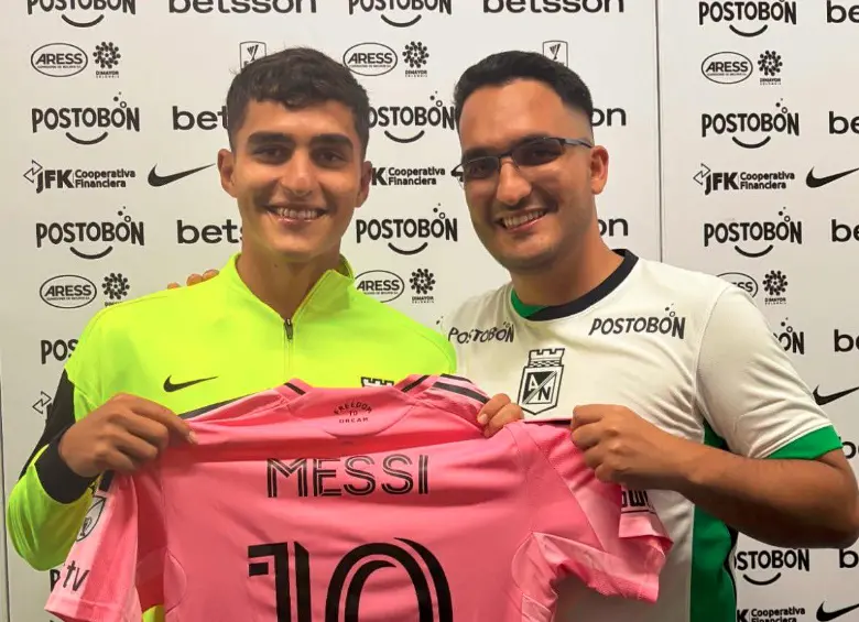 Juan Manuel Rengifo muestra la camiseta de Lionel Messi junto a su hermano. FOTO @DuqueRengifo