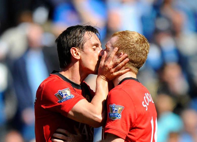 La imagen del beso entre Gary Neville y Paul Scholes. FOTO GETTY