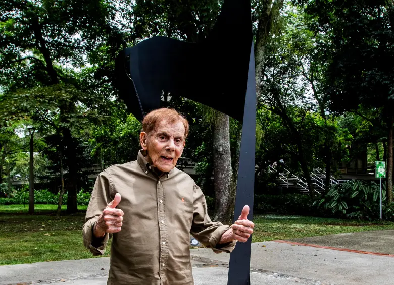 David Manzur en la entrega de la obra Caballo al Viento en la Universidad de Antioquia. Foto Julio Herrera. 