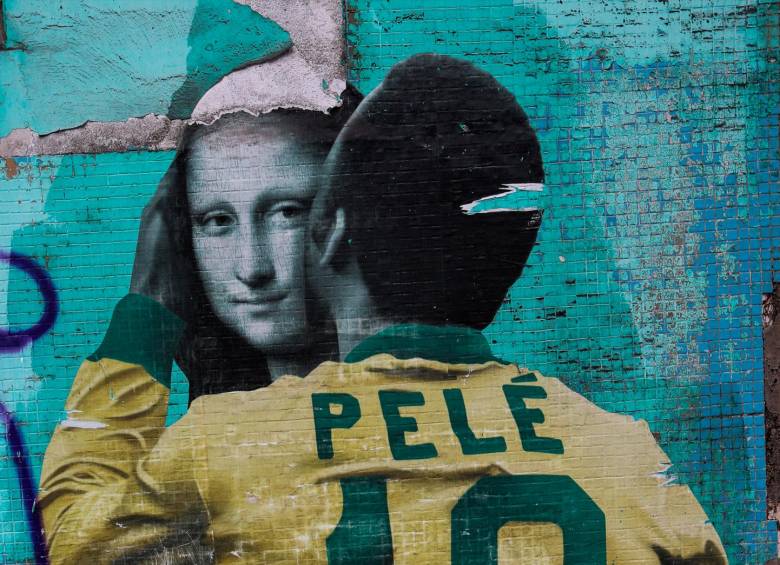 Obra de arte callejera de Luis Bueno, conocido como BuenoCaos, que representa al futbolista Pelé abrazando a Mona Lisa como homenaje al jugador durante su 80 cumpleaños el 22 de octubre de 2020 en Sao Paulo, Brasil. Foto Getty