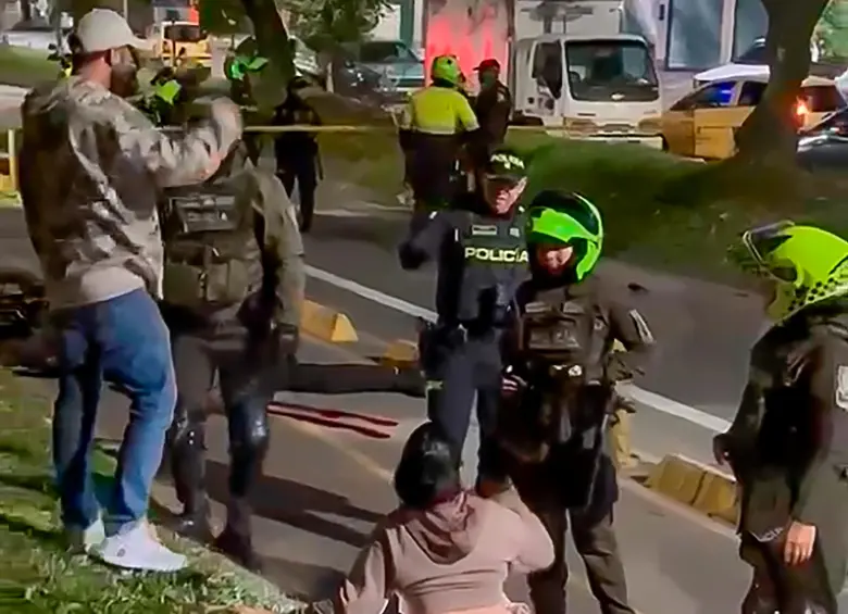 Esta es la escena de la muerte de Marlon en la madrugada del pasado viernes, en el barrio Caribe, de Medellín. FOTO CAPTURA DE VIDEO