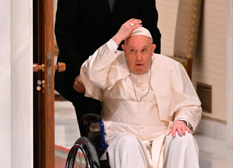 El Papa Francisco fue infiltrado en la rodilla derecha y por ahora deberá tener reposo según informó El Vaticano. Evalúa si en el segundo semestre realizará los viajes previstos. FOTO afp
