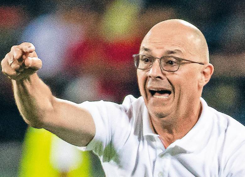 El entrenador uruguayo Alfredo Arias lleva seis meses al frente del cuadro rojo. FOTO: MANUEL SALDARRIAGA