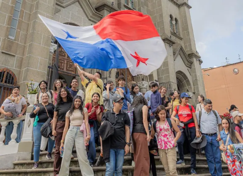 Peregrinos en la Basílica Menor de Nuestra Señora del Rosario de Chiquinquirá en La Estrella, Antioquia. Foto: Cortesía