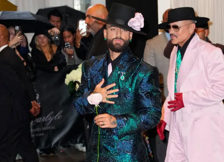 Detrás de Maluma está Willy Chavarría, el diseñador de su traje. FOTO Getty