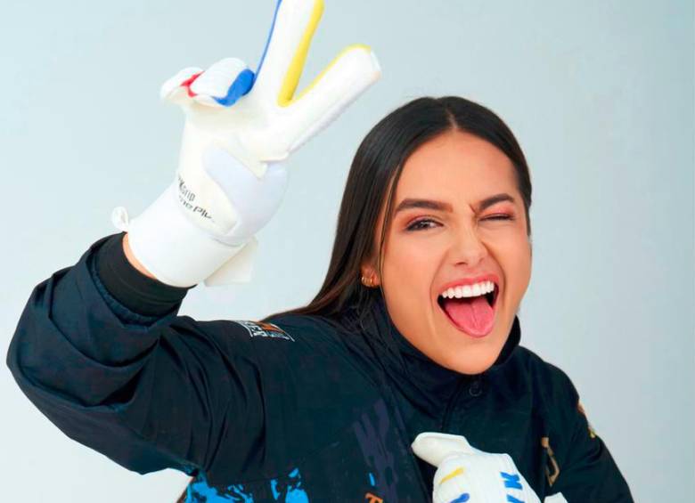 Carolina Bran, entre las representantes de Colombia en el certamen mundial en Arabia. FOTO CORTESÍA MALALA’S FC
