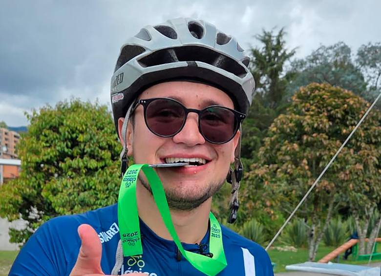 El escribiente de esta nota (El Debutante) después de terminar el recorrido de 63 kilómetros del Clásico El Colombiano 2025. Foto: Juan Pablo Estrada