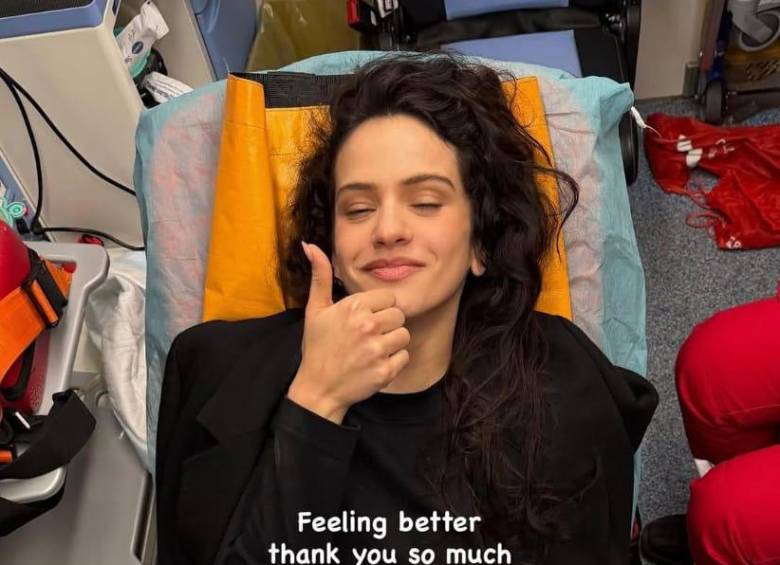 Rosalía publicó una imagen desde una cama hospitalaria después de suspender su concierto en Milán por una intoxicación alimentaria. FOTO: Tomada de redes sociales