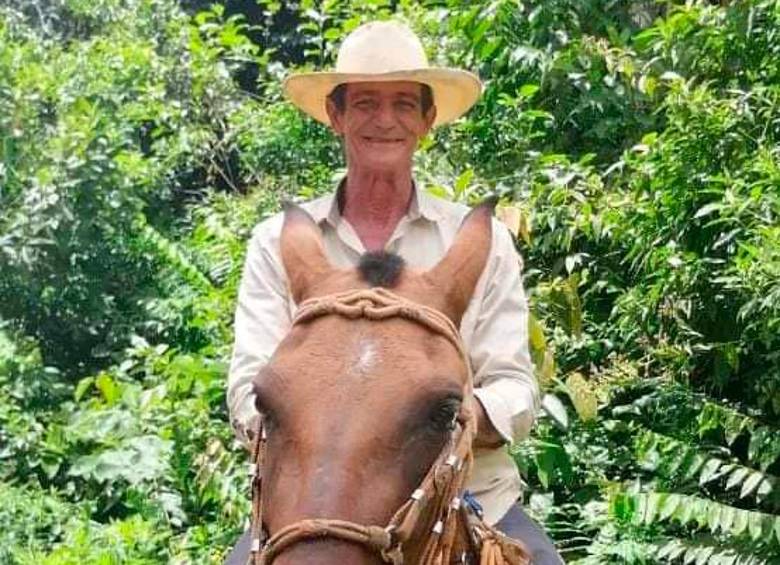 En el caballo, Alcónides Vallejo Álvarez, campesino que murió en confuso operativo. FOTO CORTESÍA