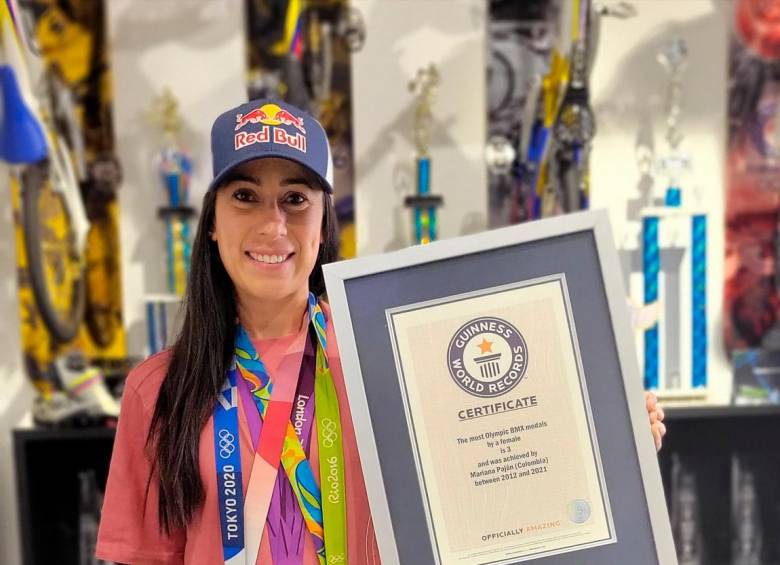 Por el Día de la Mujer, Guinness World Records entregó un reconocimiento a Mariana Pajón. FOTO cortesía 