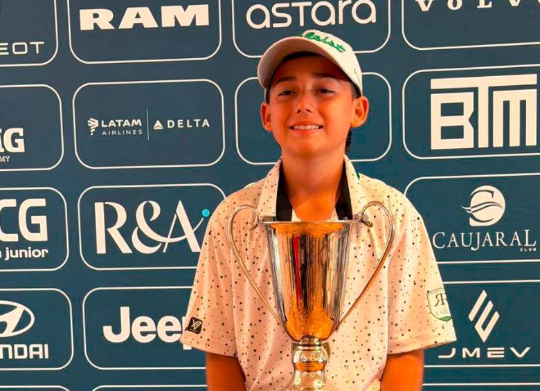 Tomás, con el trofeo del título Nacional Infantil en sus brazos. FOTO CORTESÍA FEDEGOLF