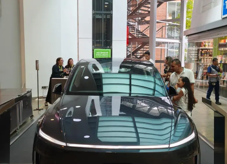 Carros de Tesla en Medellín.