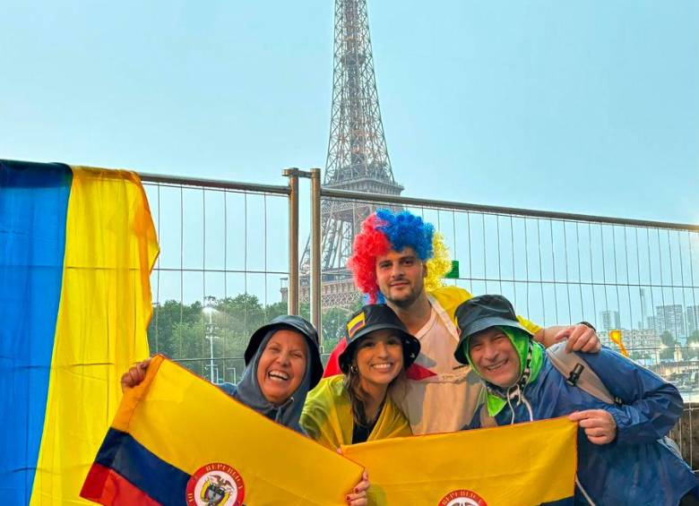 Santiago, junto a sus seres queridos en París. FOTO Cortesía familiar