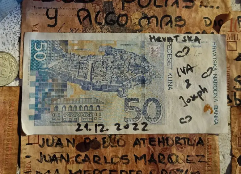 Arriba un viejo billete soviético, abajo uno de Croacia. FOTO: Cristian Álvarez.