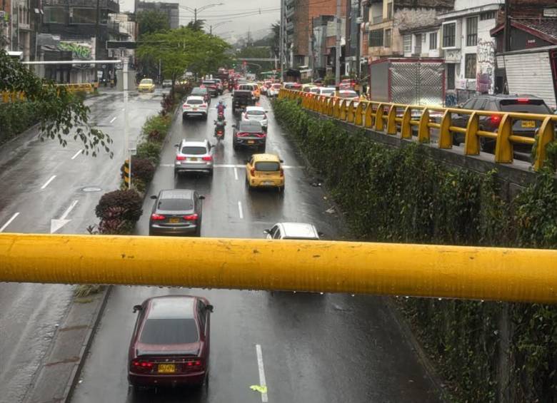 La avenida 33, sentido oriente occidente, es otra de las vías en las que los ciudadanos reportan alta congestión debido a las lluvias. Foto: Cortesía