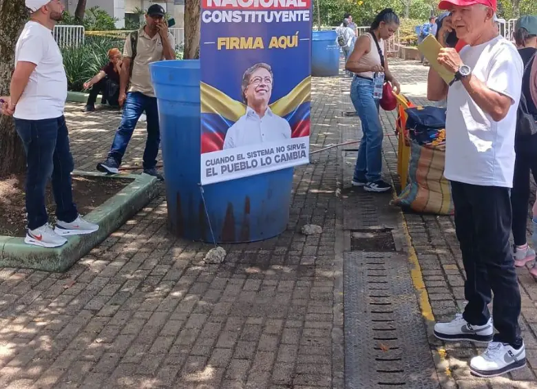 Recolección de firmas para la Constituyente.