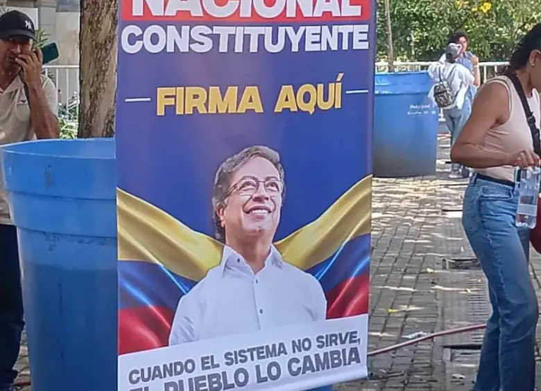 A un costado del parque había personas recogiendo firmas para la Constituyente. Foto: EL COLOMBIANO.