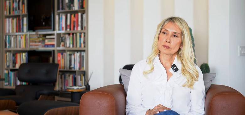 Karen Santos durante la entrevista en la que relató los episodios de violencia y las amenazas que, asegura, vivió durante su matrimonio con Ricardo Leyva. FOTO: Captura de pantalla. 