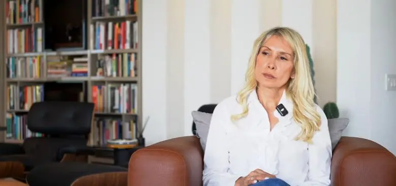 Karen Santos durante la entrevista en la que relató los episodios de violencia y las amenazas que, asegura, vivió durante su matrimonio con Ricardo Leyva. FOTO: Captura de pantalla. 