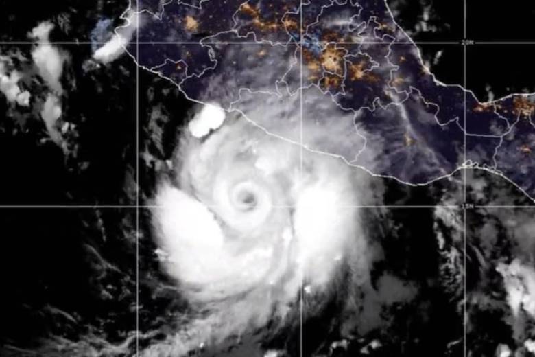 El huracán Polo continúa frente a la costa suroeste de México con vientos máximos sostenidos de cerca de 250 km/h y amenaza de fuertes lluvias y marejadas. FOTO: NOAA. 