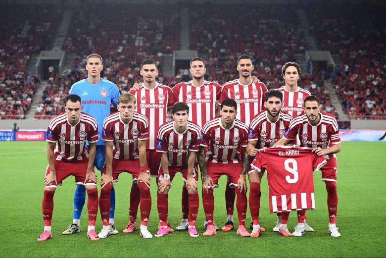 Gustavo Puerta fue titular con el Olympiacos en el estadio Georgios Karaiskakis, donde fue ovacionado por los hinchas. FOTO: X-OLYMPIACOS