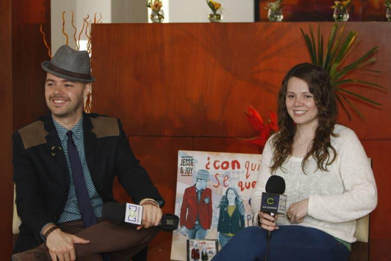 Jesse y Joy Huerta fueron vistos juntos en un aeropuerto de Bolivia, días después de que Jesse anunciara que se alejaba temporalmente del proyecto musical. FOTO: Colprensa. 