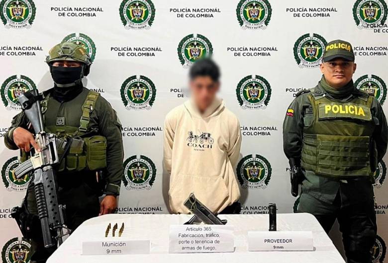 Fue dejado antes la Fiscalía General de la Nación, afronta cargos por delito de porte, tráfico o fabricación de armas de fuego y municiones. Foto: Cortesía Policía Nacional de Urrao.