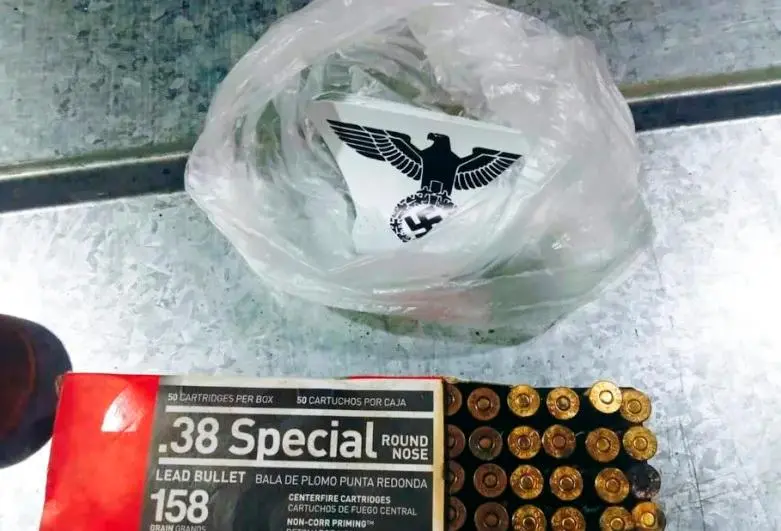 Así eran las calcomanías que usaba la banda para pegar en los establecimientos comerciales de sus víctimas de extorsión. FOTO.: AFP.