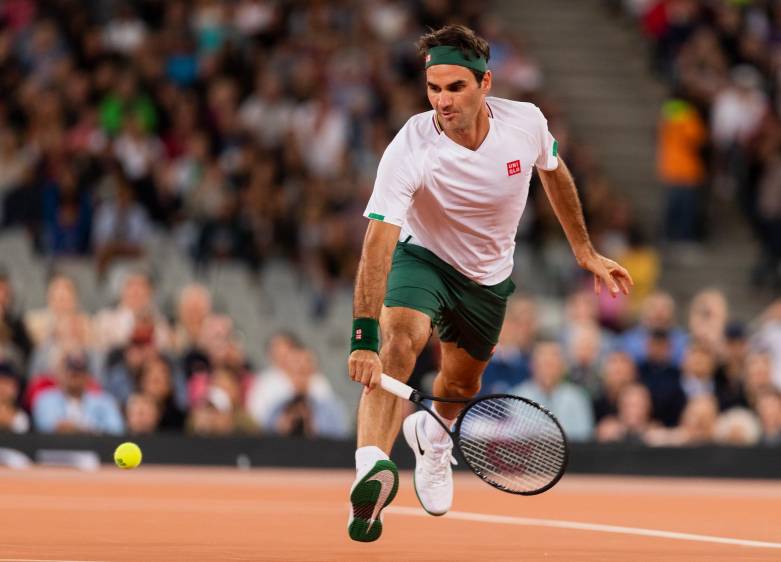 Roger Federer juega un tiro a Rafael Nadal de España durante el evento benéfico Match in Africa Cape Town, Ciudad del Cabo, Sudáfrica, 07 de febrero de 2020 (reeditado el 15 de septiembre de 2022). Foto: EFE. 
