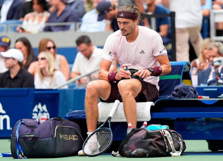 El tenista Alexander Zverev, de 29 años, se aplica una inyección de insulina durante la final del Abierto de Estados Unidos 2026. FOTO GETTY 